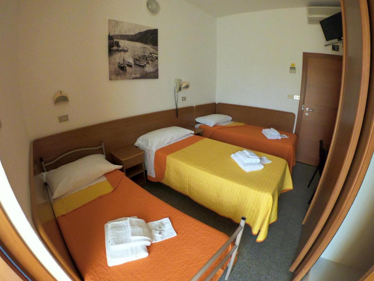 Hotel Half Moon Airport Restaurant Rimini Buitenkant foto