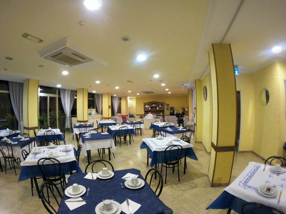Hotel Half Moon Airport Restaurant Rimini Buitenkant foto