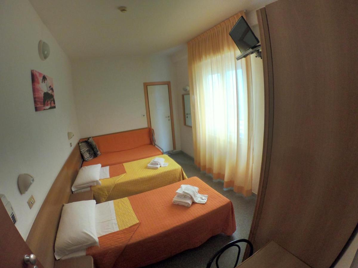 Hotel Half Moon Airport Restaurant Rimini Buitenkant foto