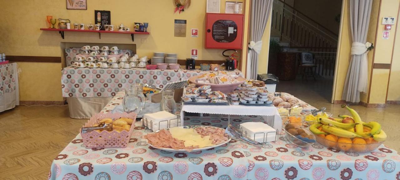 Hotel Half Moon Airport Restaurant Rimini Buitenkant foto