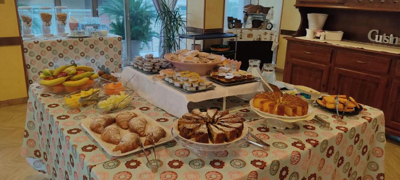 Hotel Half Moon Airport Restaurant Rimini Buitenkant foto