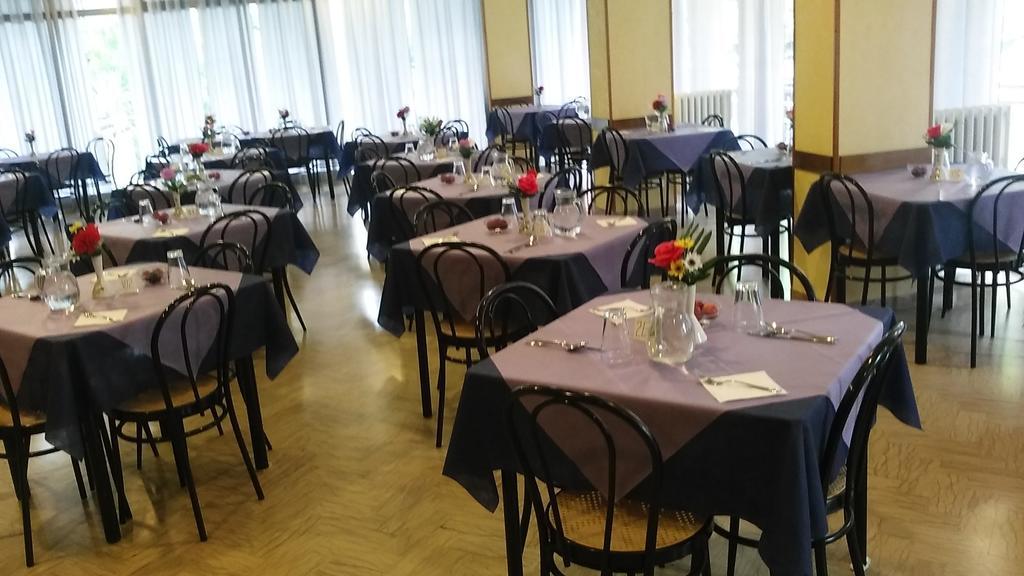 Hotel Half Moon Airport Restaurant Rimini Buitenkant foto